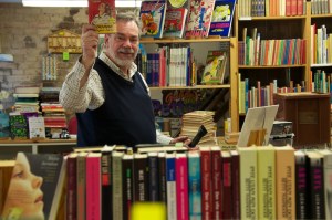 Lars anderson håller upp en barnbok