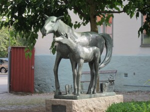 Bronsstaty med ett sto och henes föl