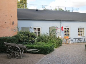 Antikvariatsbyggnaden sedd från ingången via torget