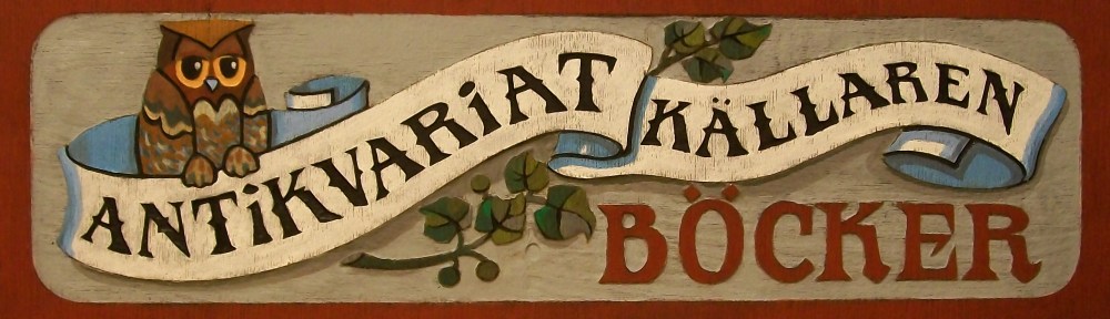 Antikvariatets banner. En liten uggla ovanför ett band med taxten Antikvariat Källaren Böcker